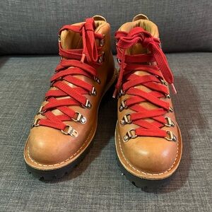 6.5 Danner Mountain Light Cascade with Red Laces, Basically Pristine